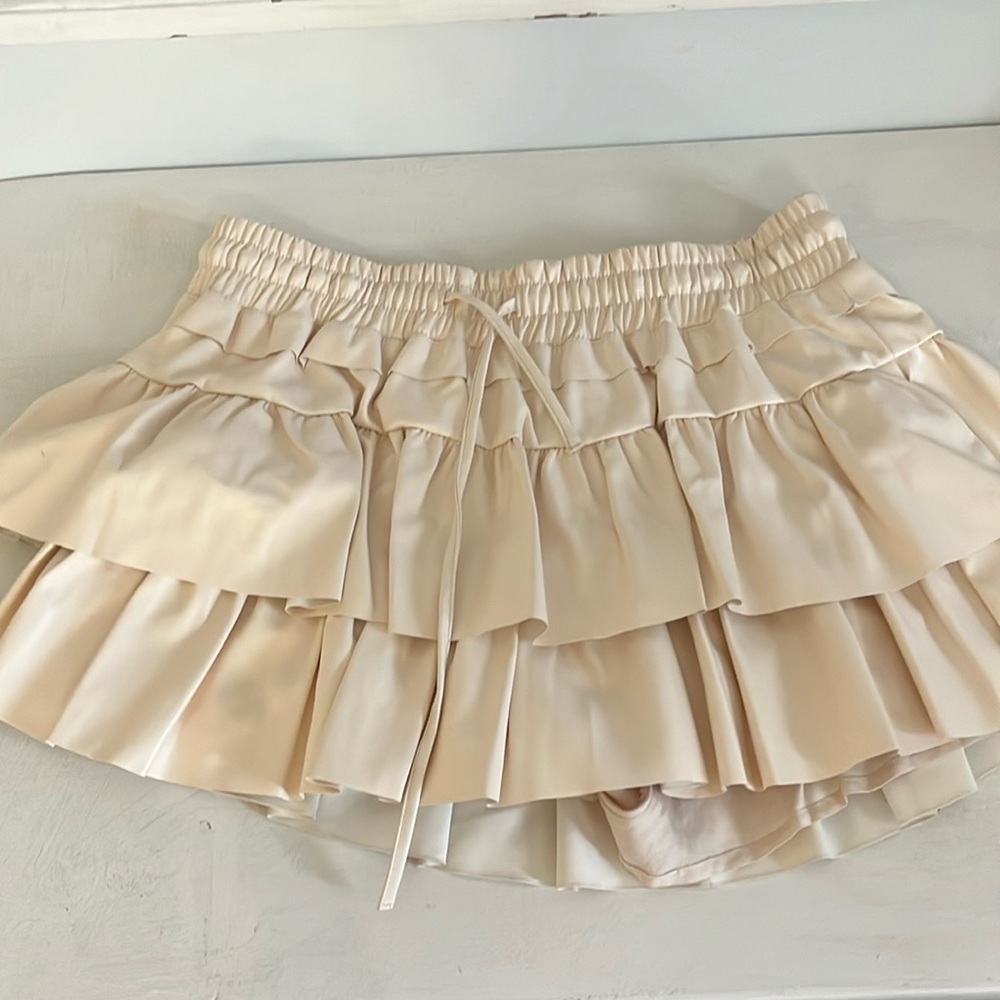 2 ruffles faux off white leather skort